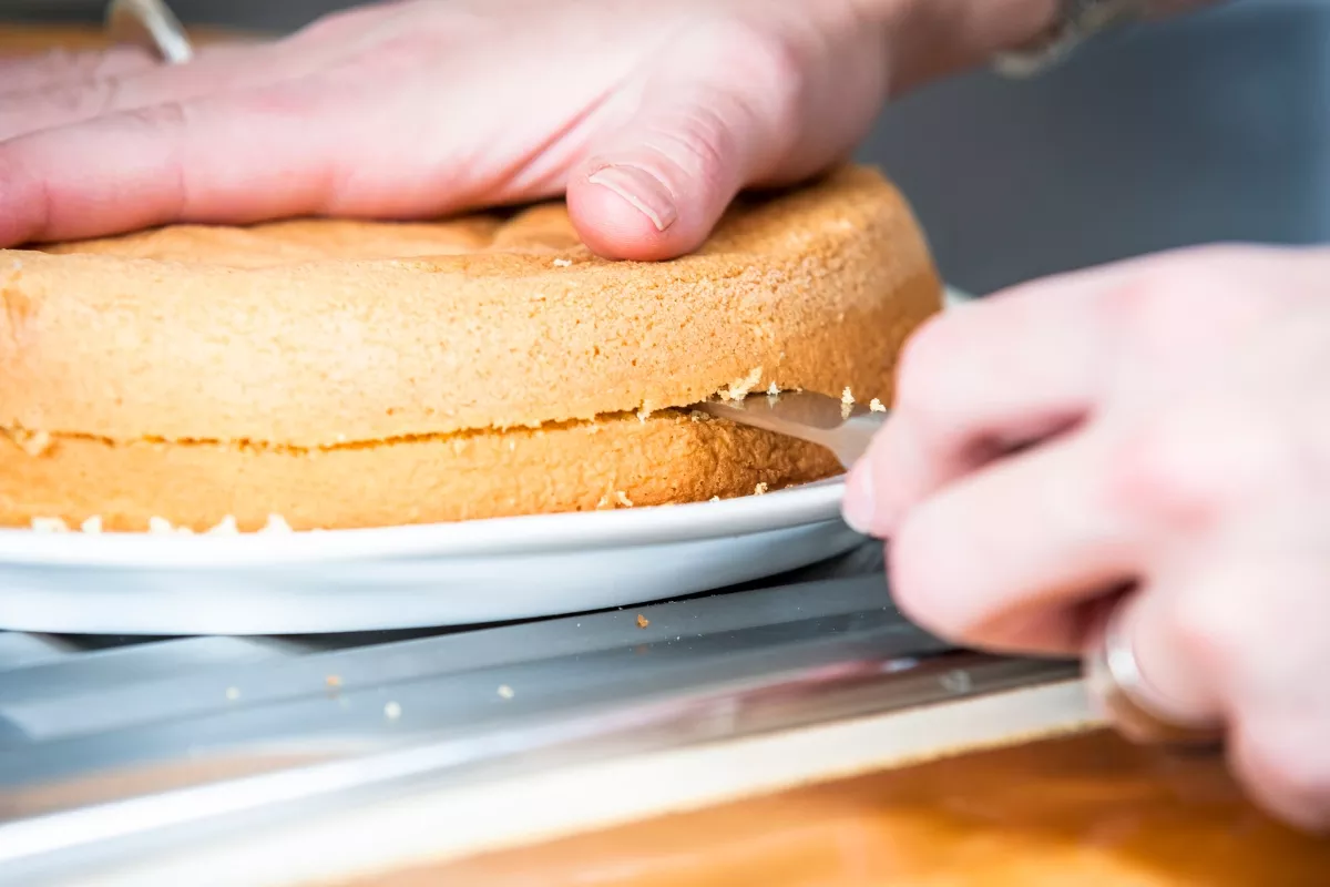 Como cortar o bolo para recheio?
